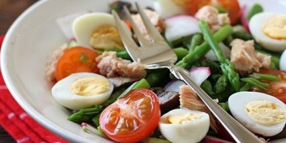 वजन घटाने के लिए अंडे के साथ सब्जी का सलाद