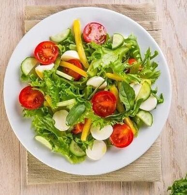 एक महीने के लिए एक प्रकार का अनाज आहार के विकल्पों में से एक में सब्जी सलाद का उपयोग शामिल है