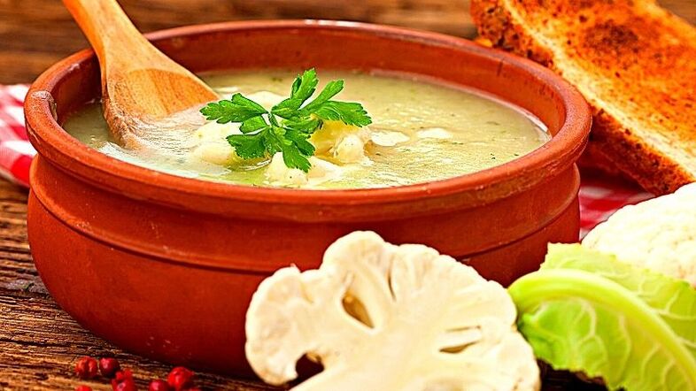 कीटो आहार पर मलाईदार फूलगोभी का सूप