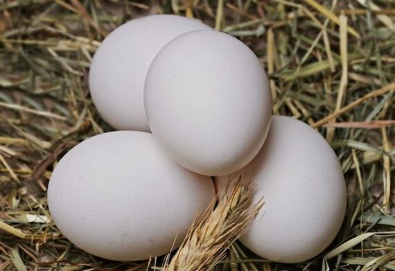 अंडा आहार में प्रतिदिन चिकन अंडे खाना शामिल है।