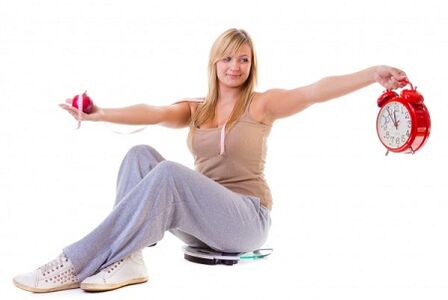 एक लड़की जो अपना वजन कम करना चाहती है वह स्वस्थ और नियमित आहार लेती है