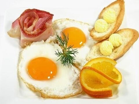 जठरशोथ के लिए निषिद्ध भोजन के रूप में बेकन के साथ तले हुए अंडे