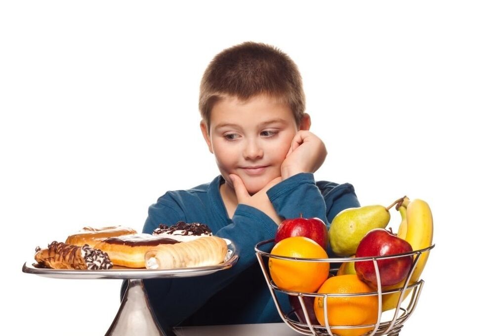 फलों के पक्ष में एक बच्चे के आहार से अस्वास्थ्यकर शर्करा वाले खाद्य पदार्थों को खत्म करना