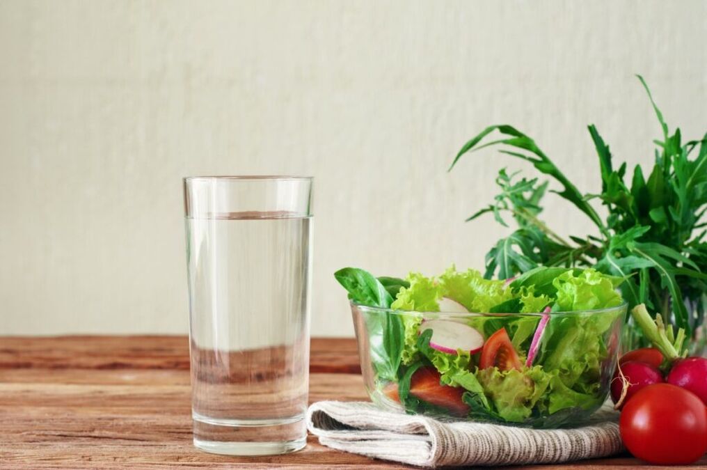 भोजन से पहले पानी आलसी आहार का सार है